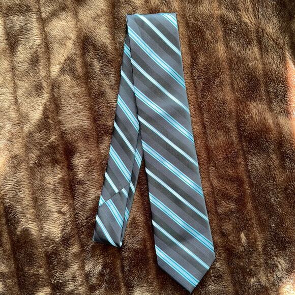 Haggar Necktie Blue & Silver Stripes on Black Tie in MINT CONDITION - Picture 3 of 5